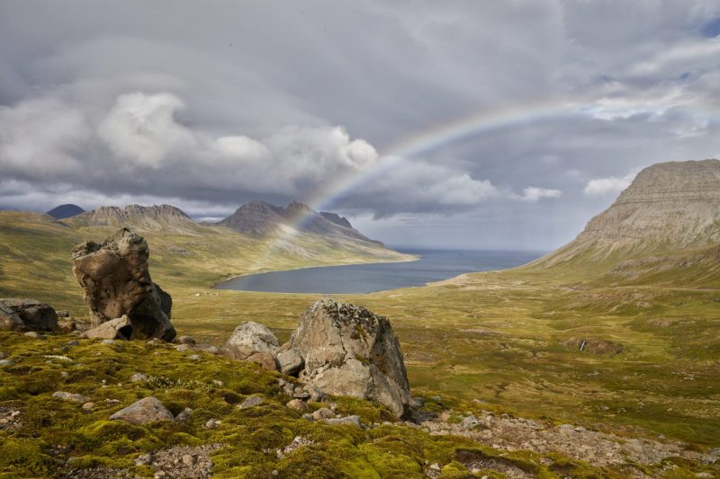 Regenbogen über einem Fjord in der Nähe von Djupavik