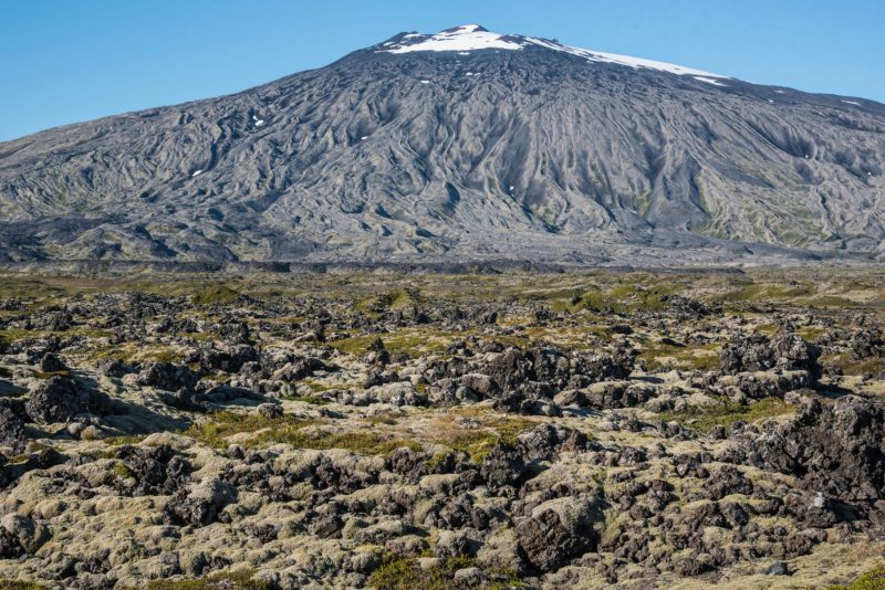 Snaefellsjökull - Gletscher und Vulkan zugleich, mit moosigem Lavafeld davor