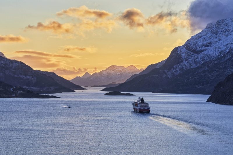 Die Hurtigruten manövriert durch die engen Fjords.