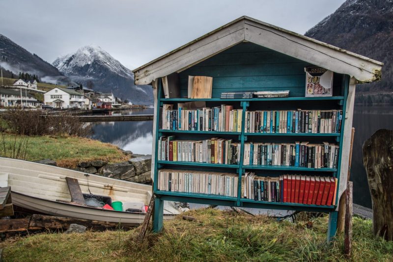 Bücherstadt in Norwegen am Fjord